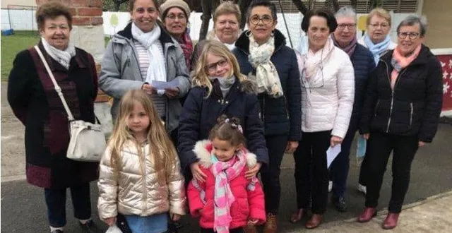 photo  mardi, l’association familles rurales a remis un chèque de 1 000 € à l’école saint-joseph afin qu’elle achète du matériel sportif.  &copy;  ouest-france 