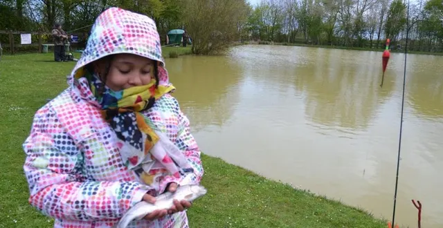 photo  vendredi, à partir de 20 h, plus de quarante pêcheurs ont investi les rives de l’étang communal : la pêche saint-rémy-montaise, présidée par daniel travers, avait versé 130 kg de truites, dont 10 kg de grosses pièces. les pêcheurs ont vite tenté de faire leurs sept prises maximum autorisées. un joyeux moment pour les amoureux de la pêche, comme la jeune théa vallée, 12 ans, venue du mans.  &copy;  ouest-france 