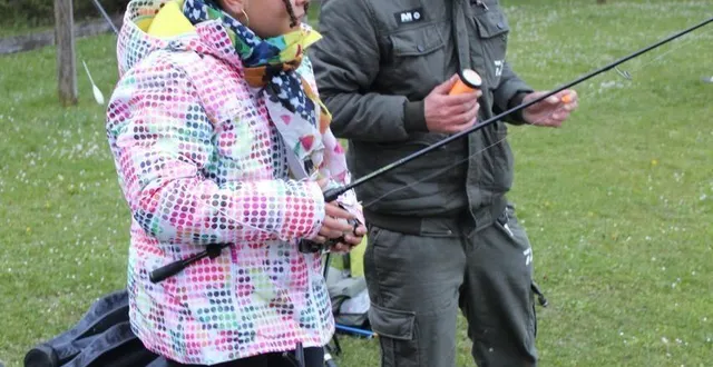 photo  théa vallée et son papa ont été ravis de leur première participation au lâcher de truites de la saint-rémy-des-monts  &copy;  le maine libre 