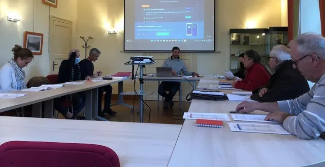 photo  neuf élus étaient physiquement présents au conseil municipal de challain-la-potherie, mardi 12 avril.  &copy;  co 