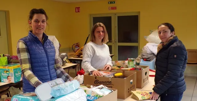 photo  trois thoréennes amandine duguet, dorothée gaultier et katheleen peltier recueillaient les dons à la salle des fêtes.  &copy;  le maine libre 