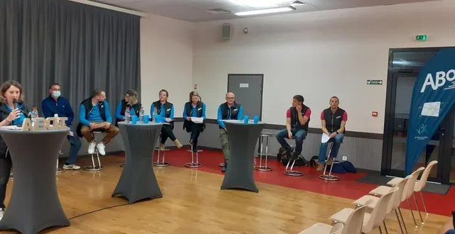 photo  les membres du bureau et les salariés étaient réunis pour faire un bilan.  &copy;  ouest-france 