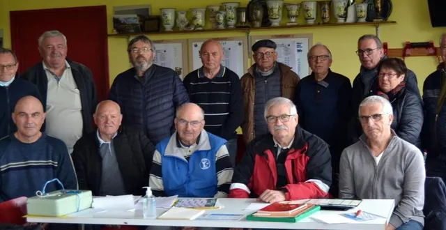 photo  le comité directeur de la pétanque villainaise avec le bureau assis.  &copy;  le maine libre 