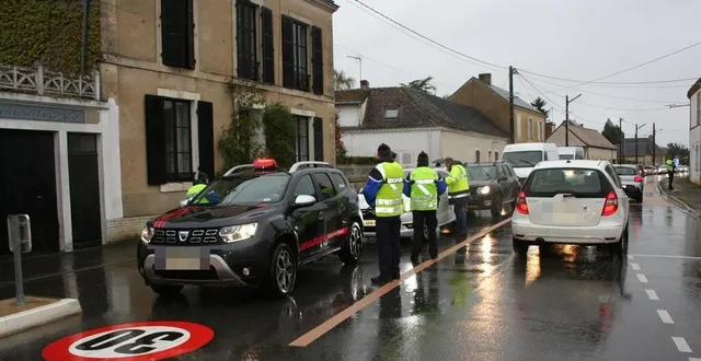 photo  les véhicules étaient systématiquement arrêtés, se voyaient remettre un flyer rappelant les sanctions en cas d’excès de vitesse.  &copy;  le maine libre 