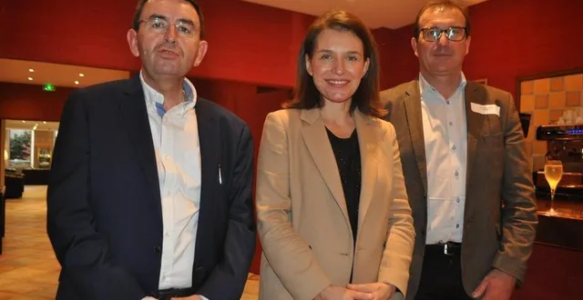 photo  christelle morançais, président de la région pays de la loire, entourée du nouveau président du club de développement, denis lambert (à g.) et de l’ancien président jean-guy cocaign.  &copy;  le maine libre 