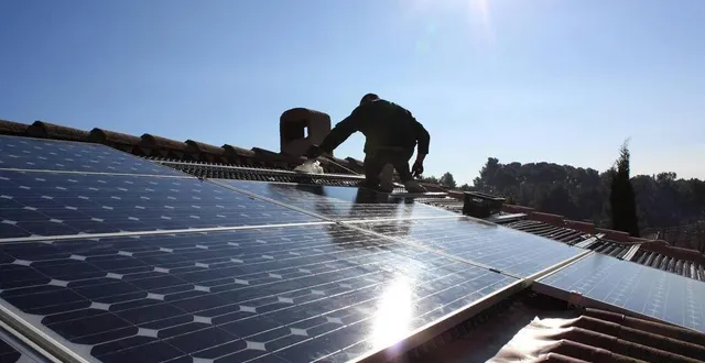 photo  l’entreprise va concevoir des panneaux photovoltaïques pour des grandes surfaces.  &copy;  fotolia 