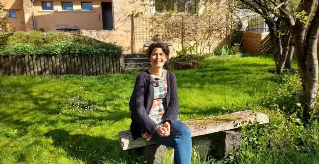 photo  sandra aime se ressourcer dans son jardin.  &copy;  le maine libre 