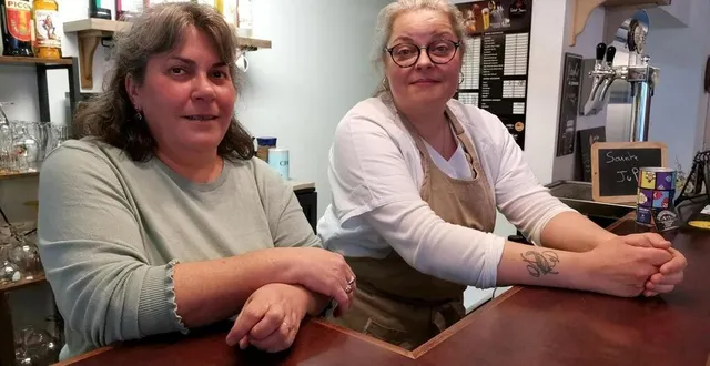 photo  delphine couléard et karine gohier ont repris le bar, restaurant et épicerie le petit creux gourmand, dans le centre bourg.  &copy;  ouest-france 