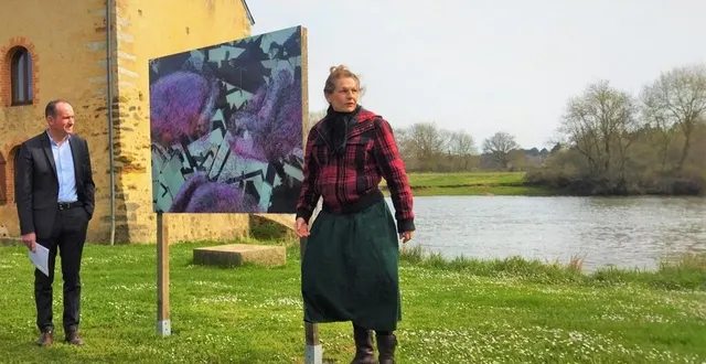 photo  emmanuel franco, président de la communauté de communes val de sarthe, et rose lemeunier, qui présente son exposition déferlement.  &copy;  ouest-france 