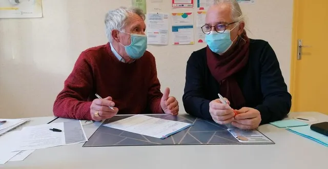 photo  françois et didier, bénévoles coachs ressources humaines en atelier à sablé  pour la cravate solidaire, association qui accompagne des demandeurs d’emploi.  &copy;  la cravate solidaire 