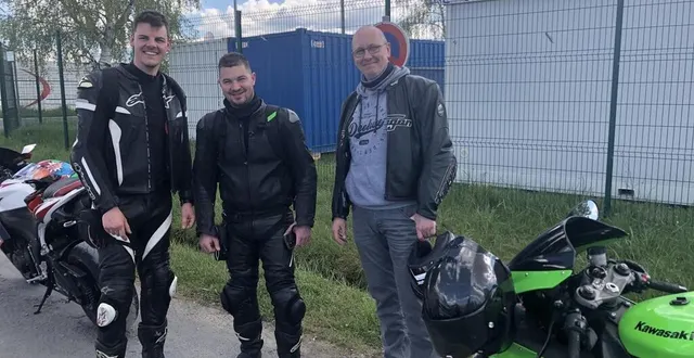 photo  antoine, anthony et jc viennent du nord-pas-de-calais. ils sont partis à 8 h vendredi 15 avril 2022 pour pouvoir s’installer avant le début des 24 heures motos samedi 16 avril au mans (sarthe).  &copy;  ouest-france 