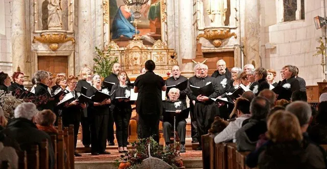photo  pour allier le plaisir de faire ses courses auprès de producteurs locaux et celui d’écouter des chants, la municipalité a invité la chorale echollines, dirigée par bernadette buquet, à donner un concert sous la halle, à proximité des stands, samedi 16 avril, à 11 h.  &copy;  ouest-france 