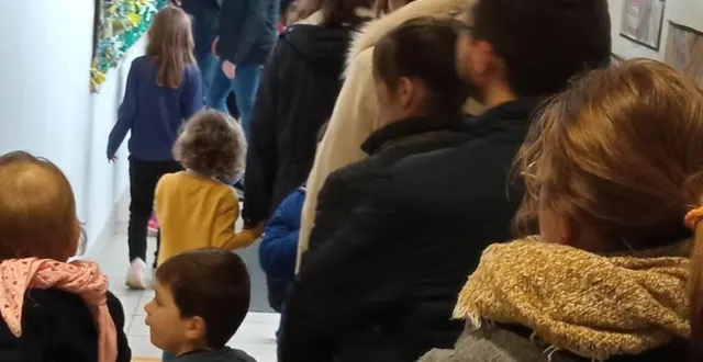 photo  les parents d’élèves admirent la fresque réalisée par leurs enfants. 