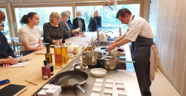 photo  le chef distribuant sans compter ses secrets et astuces.  &copy;  ouest-france 