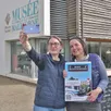 photo margaux seillé, chargée de promotion pour l’office de tourisme vallée du loir, et catherine paulouin, son homologue en vallée de la sarthe, devant le musée de la faïence à malicorne, le 13 avril 2022.
