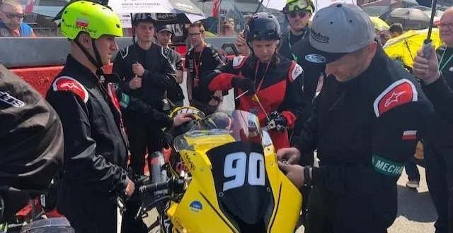 photo  derniers ajustements techniques avant le départ.  &copy;  le maine libre 