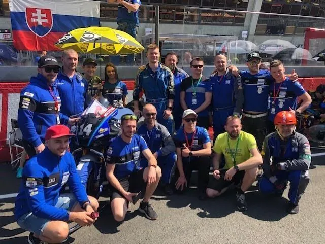 photo photo de famille dans le camp du maco racing (yamaha n.14).  ©  le maine libre