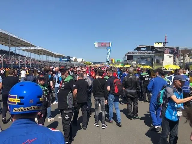 photo selon la tradition, la piste est envahie avant le départ de la course.  ©  le maine libre