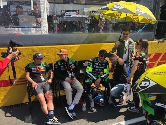 photo ultime bain de soleil avant le départ pour les pilotes kawasaki (n.11).  ©  le maine libre