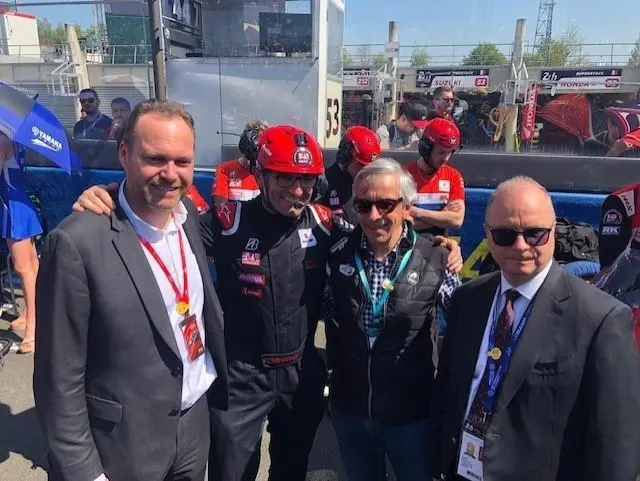 photo le préfet de la sarthe (à droite), emmanuel aubry, est venu encourager l’équipe sarthoise du sert.  ©  le maine libre