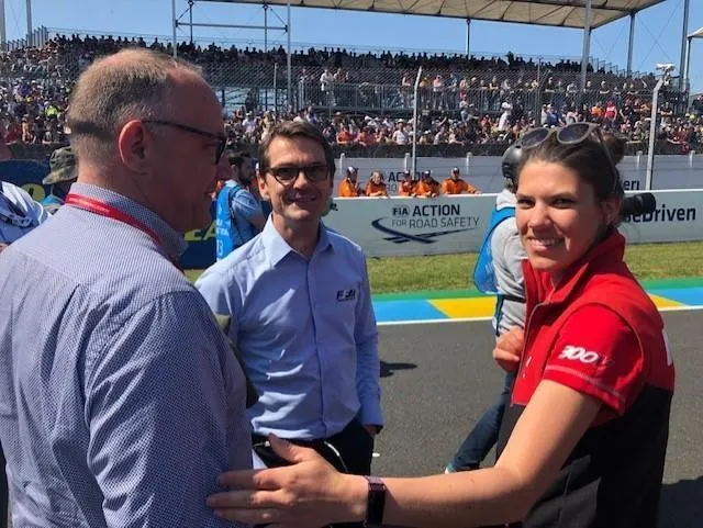 photo jean-marc deletang (au centre), directeur de course.  ©  le maine libre