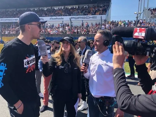 photo loris baz, en spectateur, sollicité par les medias.  ©  le maine libre