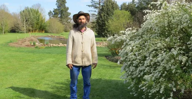 photo  paul, jardinier aux jardins du gué, devant la mare du jardin en mouvement.  &copy;  co 