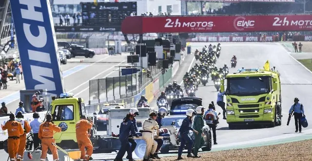 photo  la chute de la numéro 74, pilotée par le doyen de la course christophe seigneur et de la moto ain numéro 96, pilotée par bradley smith (sorti sur civière et transporté à l’hôpital) ont ralenti le départ de la course ce samedi 16 avril 2022.  &copy;  le maine libre -denis lambert 