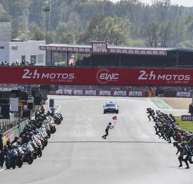 photo les cinquante-deux équipages de la 45e édition des 24 heures motos ont pris un départ en épi à 15 heures pile.  ©  le maine libre – denis lambert