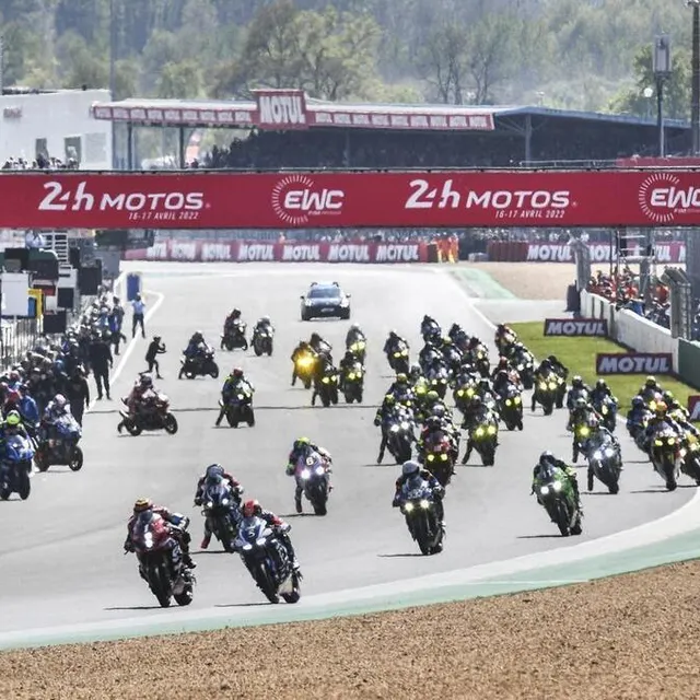 photo les cinquante-deux équipages s’engagent pour 24 heures de lutte sur le circuit bugatti. en pôle position, la yart yamaha team n°7 est restée sur place, victime d’un problème de démarreur.  ©  le maine libre – denis lambert