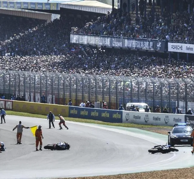 photo au bout de la première ligne droite, devant les tribunes remplies, la #74 - team seigneur motosport – pilotée par christophe seigneur et la #96 - team moto ain yamaha – pilotée par bradley smith  ©  le maine libre – denis lambert