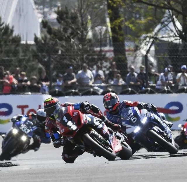 photo dans les premières minutes de course, c’est la #01 du yoshimura sert motul suzuki pilotée par gregg black qui tient tête à la #05 de honda avec mike di-meglio au guidon.  ©  le maine libre – denis lambert