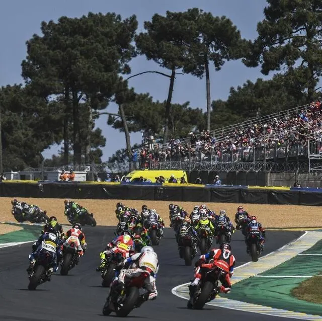 photo le soleil et des températures printanières ont aidé au côté festif de l’événement.  ©  le maine libre – denis lambert