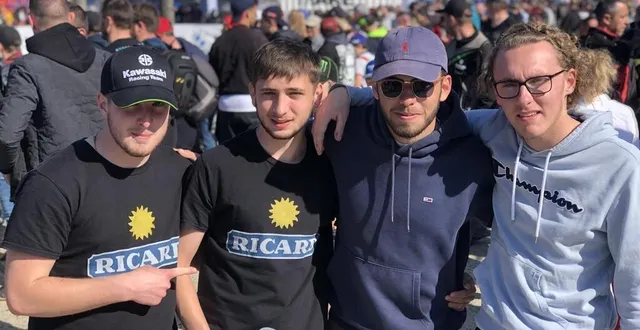 photo  le mans, samedi 16 avril 2022. enzo, teddy, théo et enzo (de gauche à droite) ont planté la tente. ils ont tout prévu pour profiter de ce week-end de retrouvailles avec les motos.  &copy;  photo le maine libre 