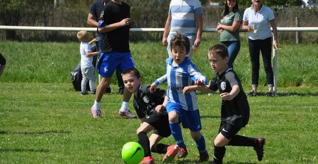 photo  en noir, les jeunes joueurs de l’une des équipes de l’as le bailleul – crosmières.  &copy;  le maine libre 