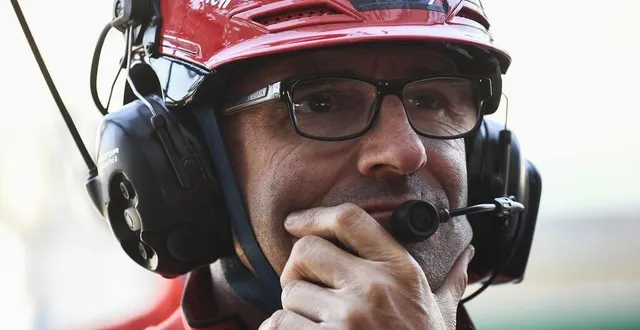 photo  damien saulnier vit la course des trois pilotes du sert – gregg black, xavier simeon et sylvain guintoli – depuis le box de l’écurie sarthoise.  &copy;  le maine libre – denis lambert 