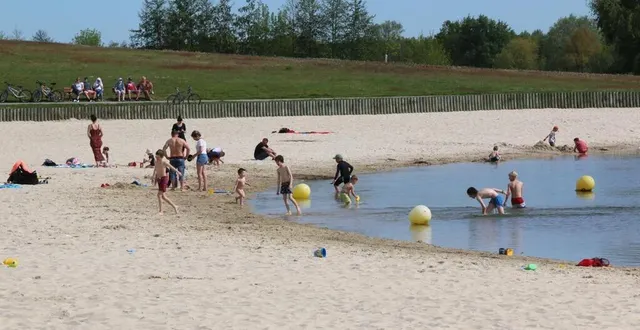 photo  quelques enfants ont mis les jambes dans l’eau ce dimanche 17 avril 2022 au lac de la monnerie, à la flèche.  &copy;  ouest-france 