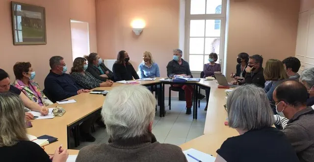 photo  les membres des 13 communes du territoire maine cœur de sarthe étaient réunis à la mairie de la guierche pour faire le point sur l’accueil des ukrainiens.  &copy;  le maine libre 