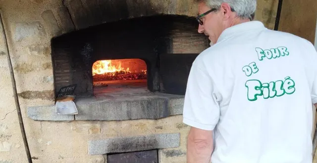 photo  les amis du moulin et du four de fillé sont de retour pour la cuisson du pain au four à bois, chaque dimanche.  &copy;  ouest-france 