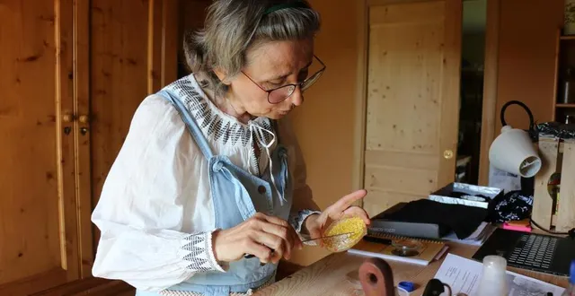 photo  patricia alliot-guichard fait des expérimentations sur ses blobs. le cnrs les a envoyés fin mars. « ce n’est ni un animal, ni un végétal, ni un champignon », explique la sarthoise, fascinée par cet être unicellulaire.  &copy;  ouest-france 