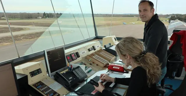 photo  marina fisson et julien bonnefoy sont agents afis à l’aéroport du mans – arnage (sarthe). ils ont notamment en charge d’assurer la fluidité du trafic aérien.  &copy;  ouest-france 