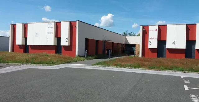 photo  au départ, les médecins ausculteront dans ces locaux de la rue camille-claudel, propriété de la secos, à la suze-sur-sarthe (sarthe).  &copy;  ouest-france 