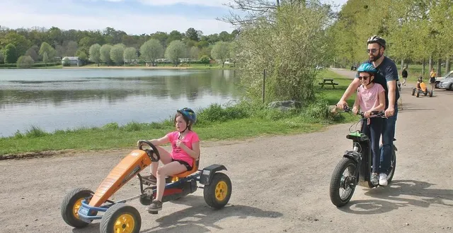 photo  karting à pédales ou trottinette électrique tout-terrain : c’était à chacun son engin pour faire le tour du lac de la base de loisirs fred-chouvier, à brûlon (sarthe), ce dimanche 17 avril 2022.  &copy;  ouest-france 