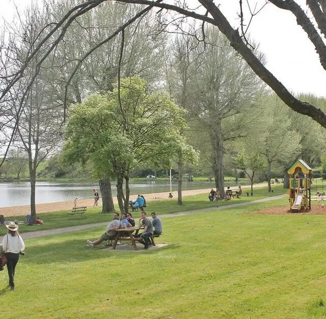 photo les abords du lac de la base de loisirs fred-chouvier ont accueilli leurs premiers visiteurs de la saison venus profiter du généreux soleil, ce dimanche 17 avril 2022, à brûlon.  ©  ouest-france