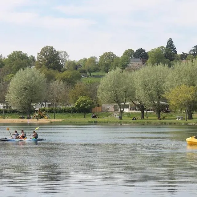 photo certains se sont aventurés sur l'eau en pédalo ou en paddle géant, ce dimanche 17 avril 2022, lors du premier week-end de la saison de la base de loisirs fred-chouvier, à brûlon.  ©  ouest-france