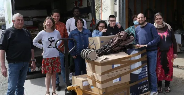 photo  les jeunes du foyer de vie lors du chargement avec éric oger (à gauche), vice-président d’ukr’ngo.  &copy;  ouest-france 