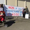 photo  les parents d’élèves ont profité du marché de printemps mais aussi du vote au premier tour de l’élection présidentielle, samedi 9 et dimanche 10 avril 2022, pour sensibiliser la population à la  fermeture annoncée d’une des deux classes de l’école saint-paul. 