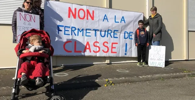 photo  les parents d’élèves ont profité du marché de printemps mais aussi du vote au premier tour de l’élection présidentielle, samedi 9 et dimanche 10 avril 2022, pour sensibiliser la population à la  fermeture annoncée d’une des deux classes de l’école saint-paul.  &copy;  ouest-france 