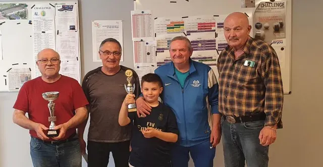 photo  la fierté d’ethan brandissant son trophée bien mérité. 