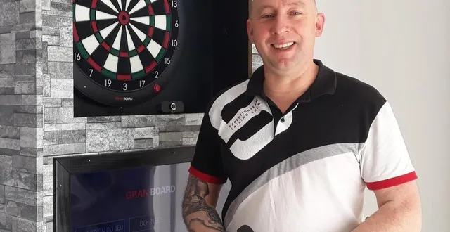 photo  stéphane, dit the gorilla, devant son installation maison.  &copy;  le maine libre 